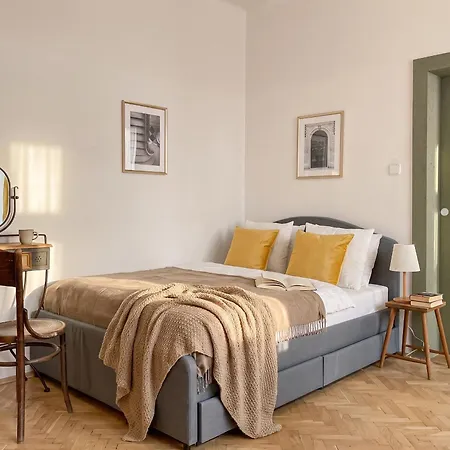 Turnkey I Vintage Terrace Apartment Prague