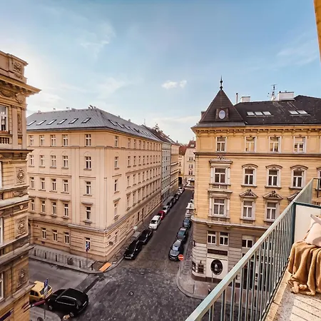 Turnkey I Vintage Terrace Apartment