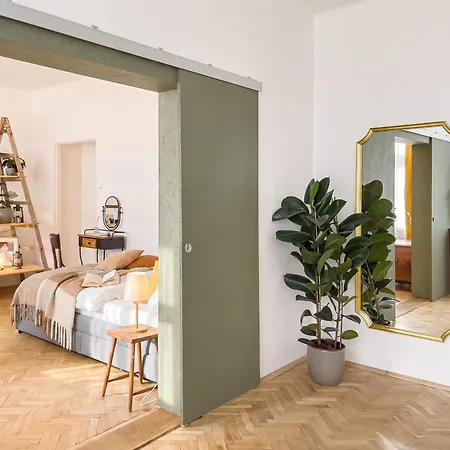 Turnkey I Vintage Terrace Apartment Prague